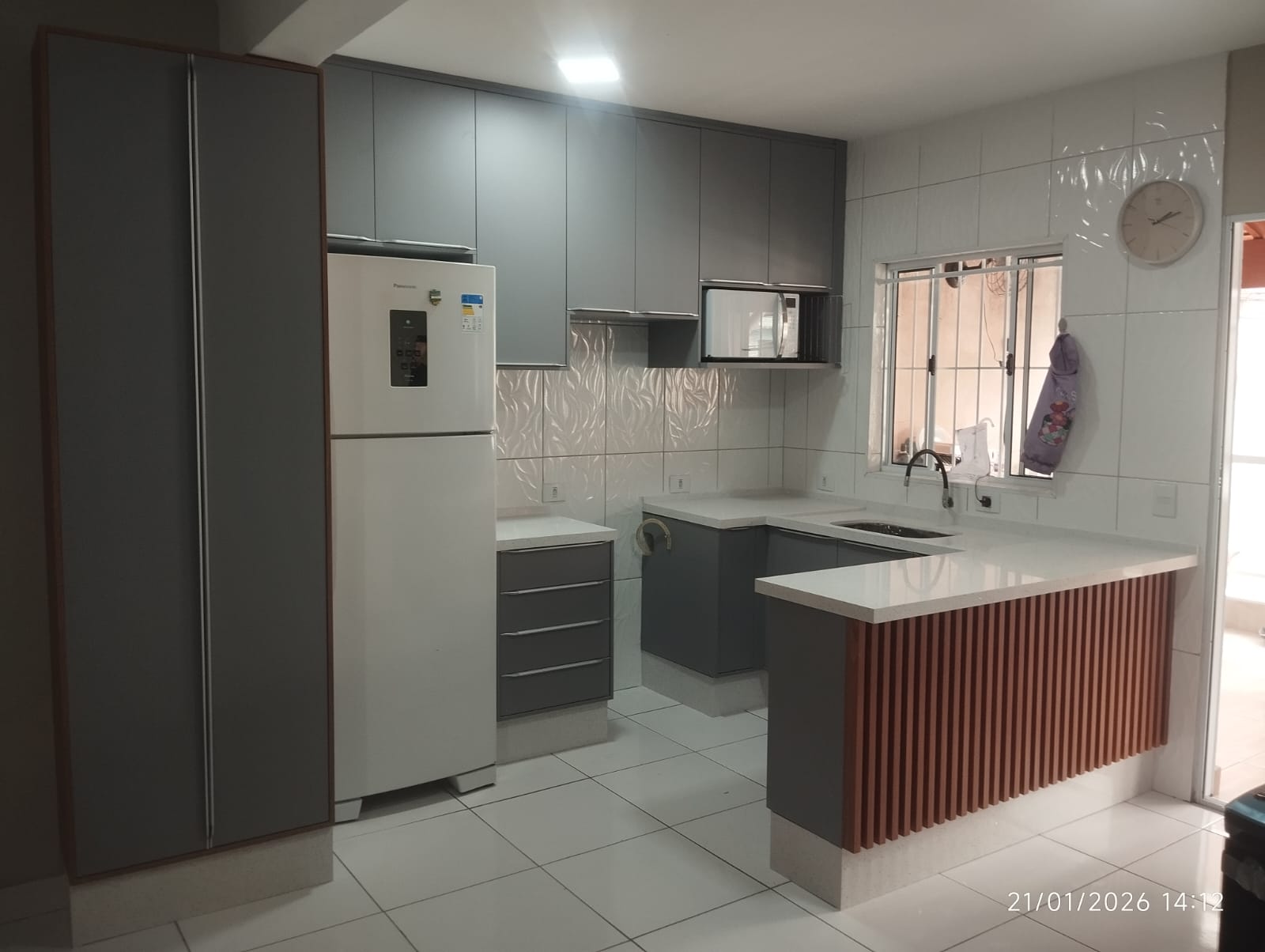 Cozinha residencial integrada — Quartzo Branco Estelar